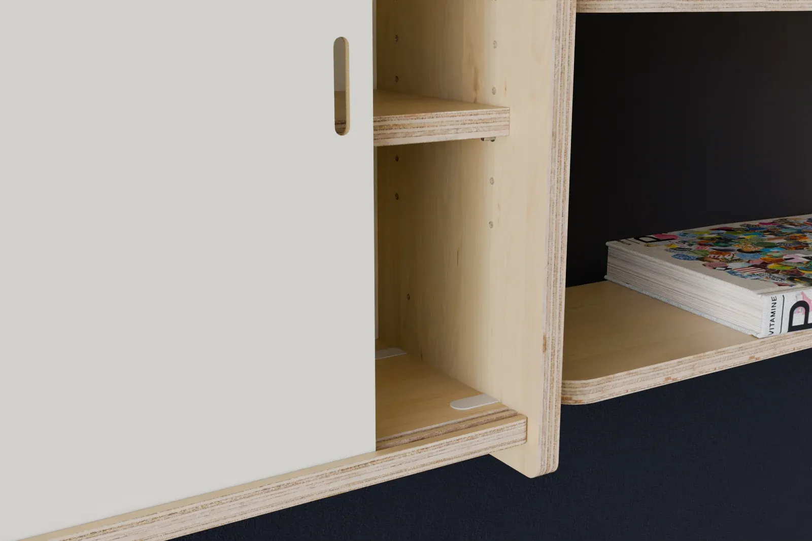 Détail : armoire coulissante ouverte au-dessus d’une tablette