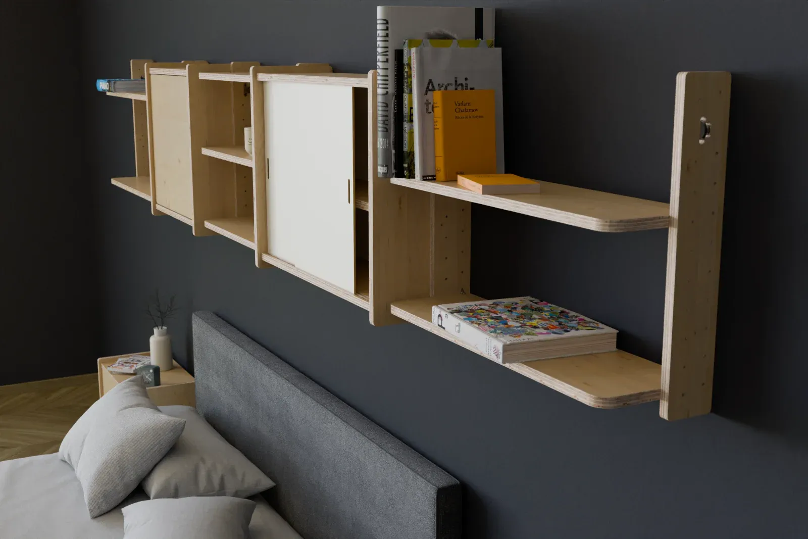 Vue de biais : la configuration fixée au mur au-dessus de la tête de lit