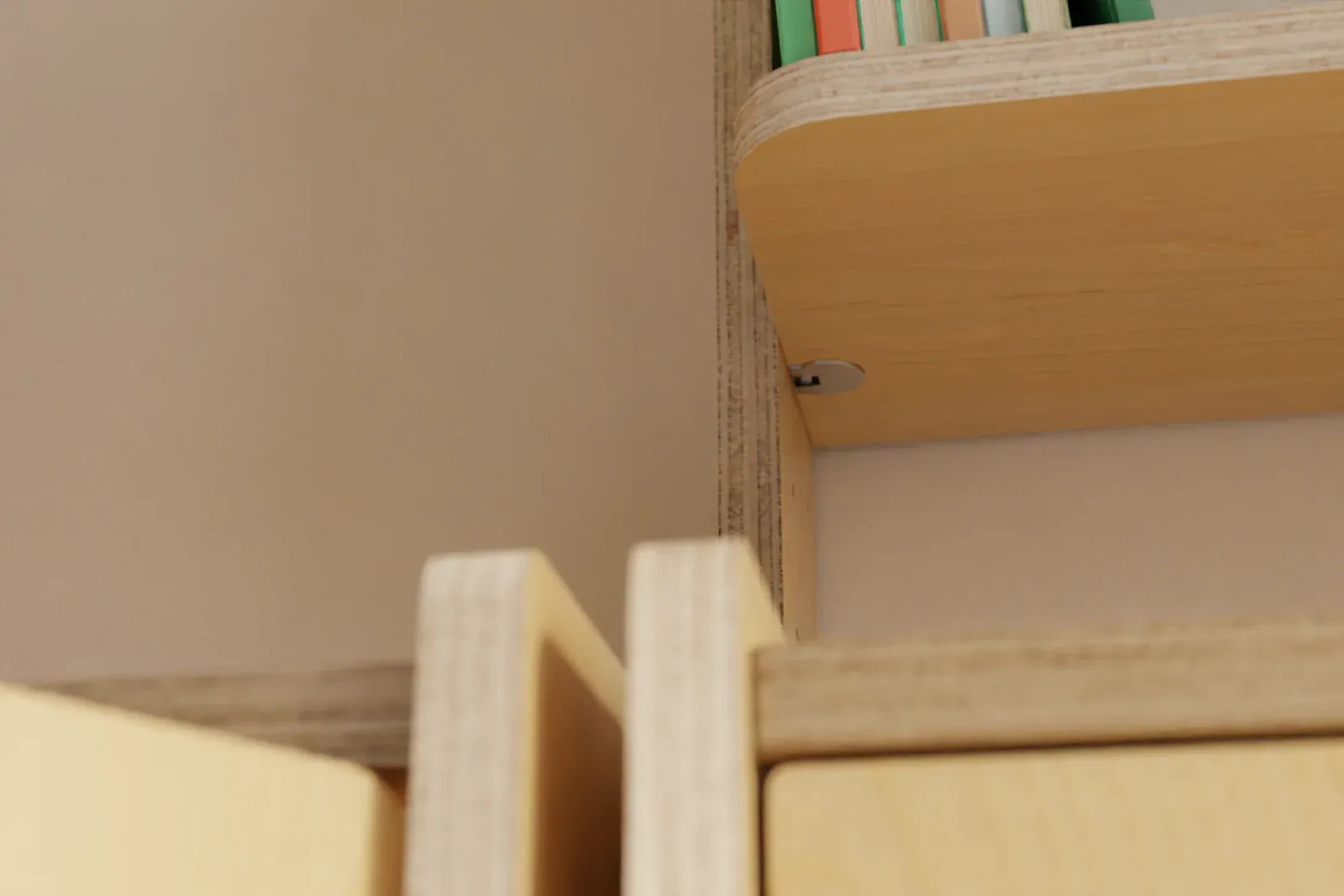 Détail : tablette et angle d’une armoire en contreplaqué