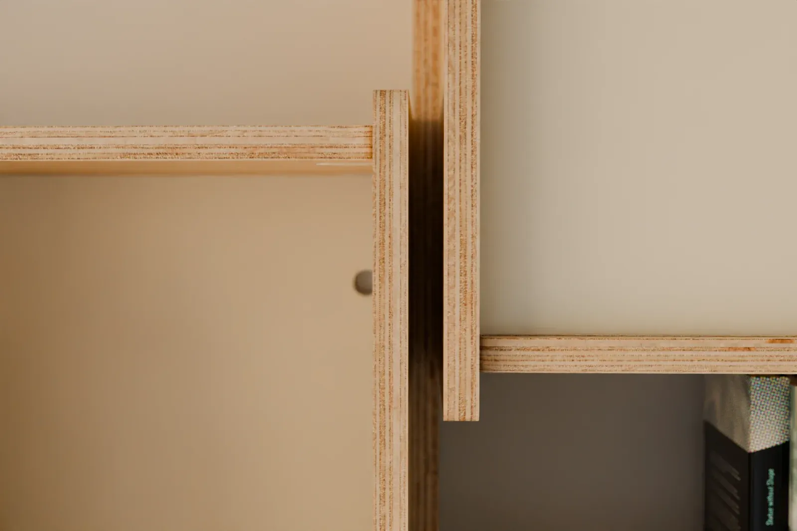 Détail : armoire coulissante et chants du contreplaqué de peuplier