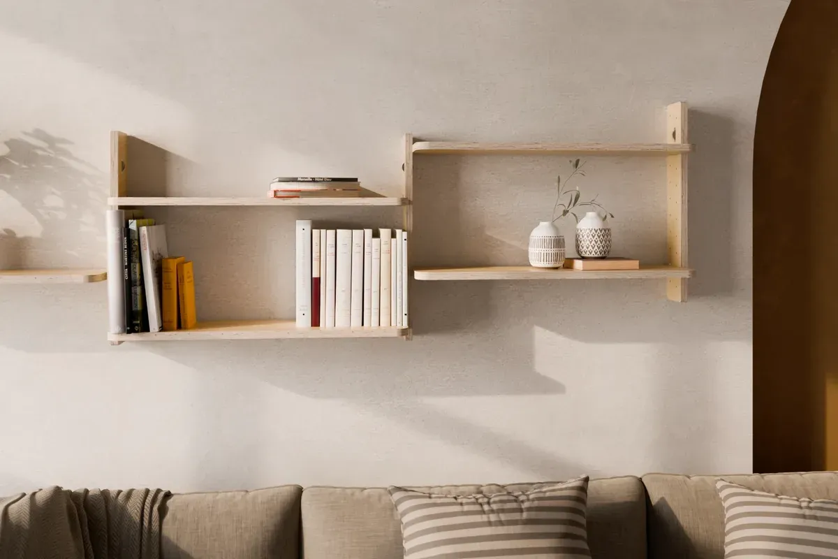 Détail du WALL_ter mini : tablette posée sur son support, livres et plante