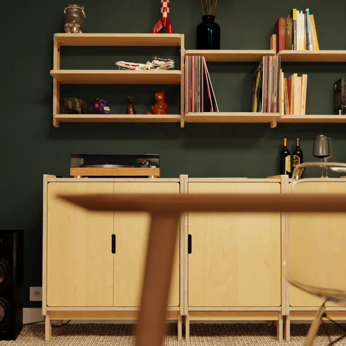 Le buffet WALL_ter et la table à manger devant un mur vert sombre
