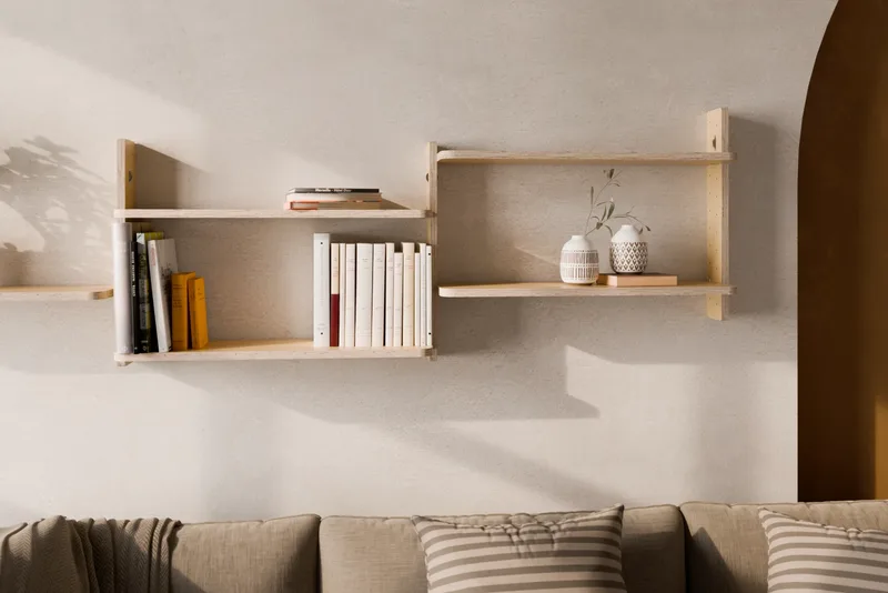 Détail étagère murale WALL_ter Mini avec livres et objets déco